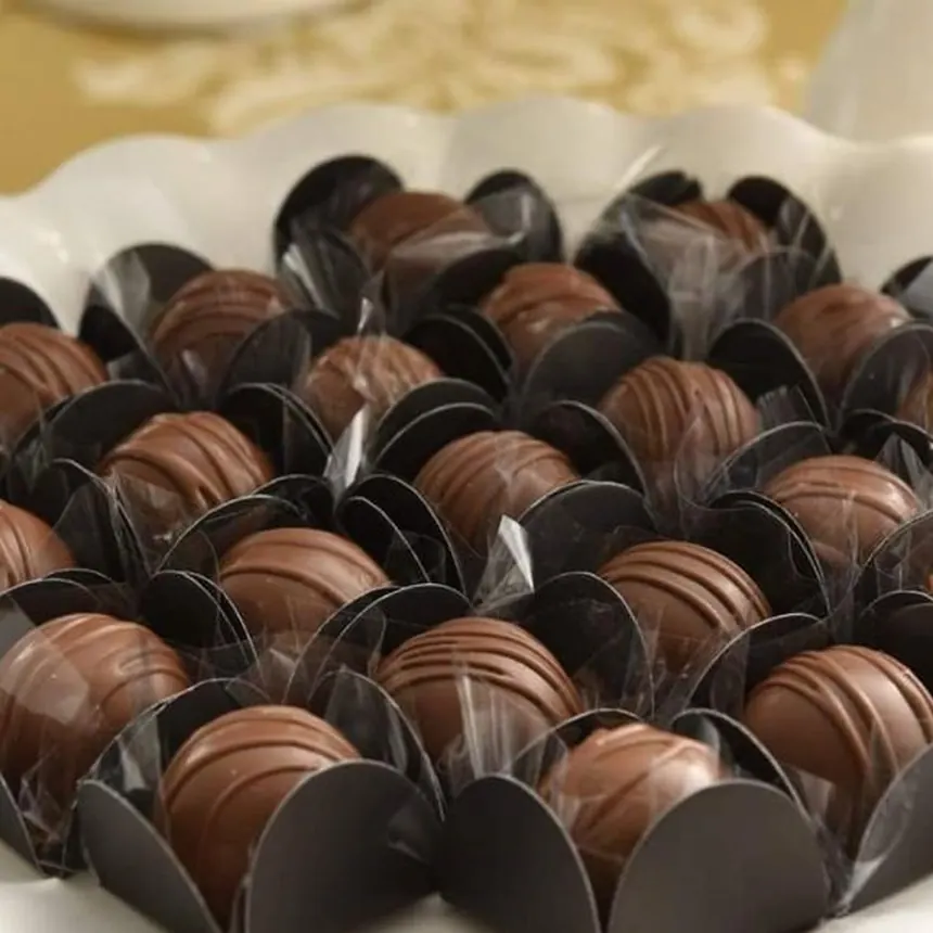 Bombons artesanais de chocolate em travessa branca