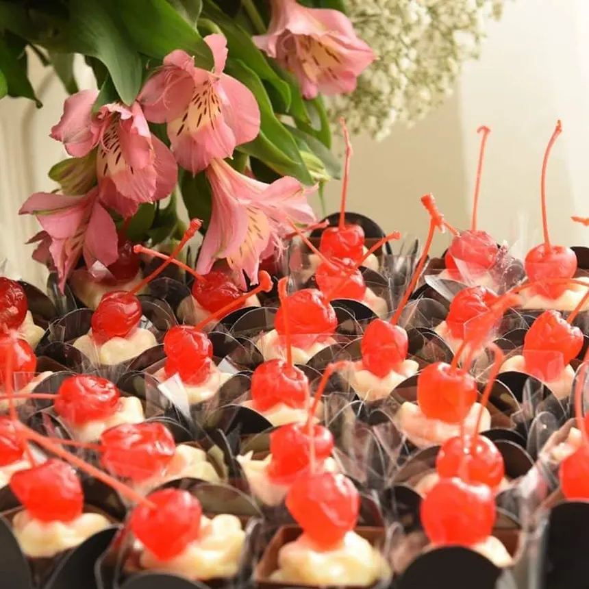 Copinhos de chocolate com creme e cereja