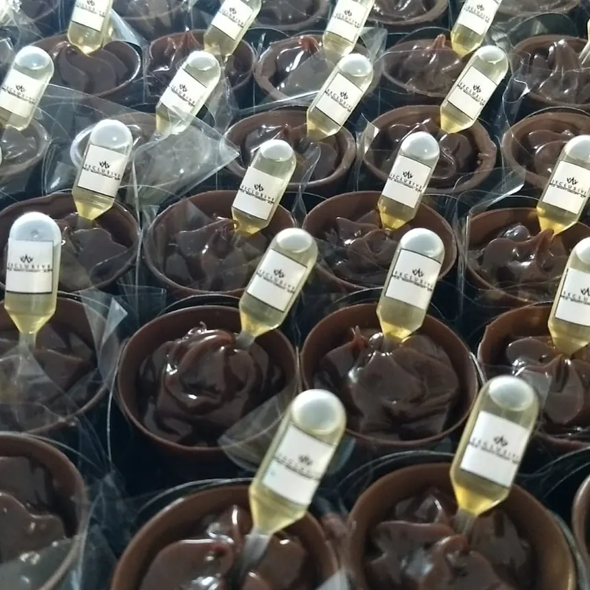 Copinhos de chocolate embalados, com pipeta e colherinha