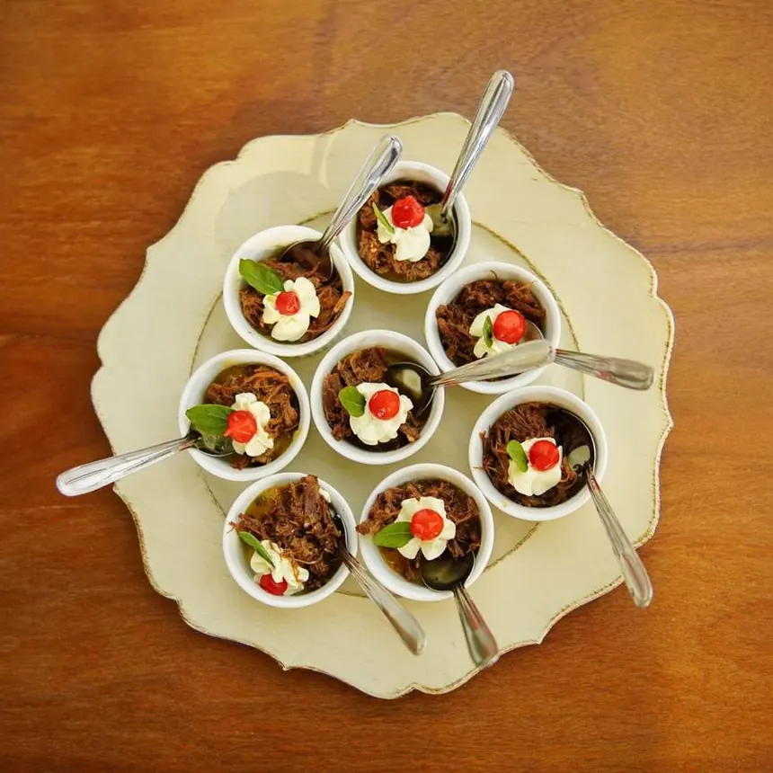 Cumbuquinhas individuais com carne desfiada e creme