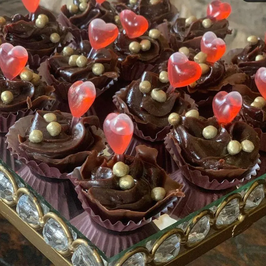 Doces de chocolate com pérolas douradas e coração