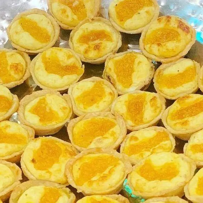 Empadinhas douradas servidas em bandeja