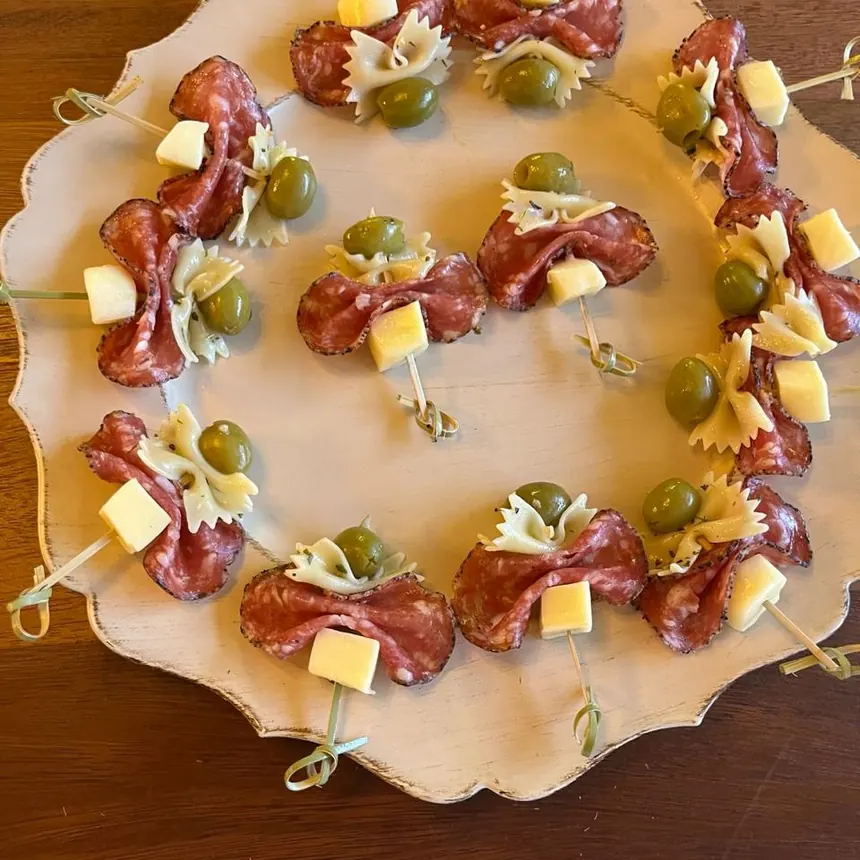 Espetinhos de salame, queijo, azeitona e macarrão farfalle