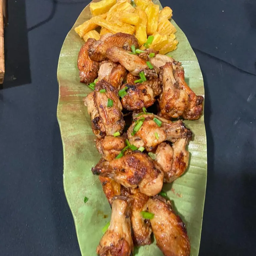 Asinhas de frango grelhadas sobre folha de bananeira