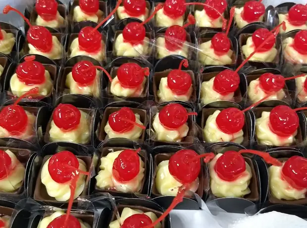 Doces de chocolate com cereja servidos em aniversário
