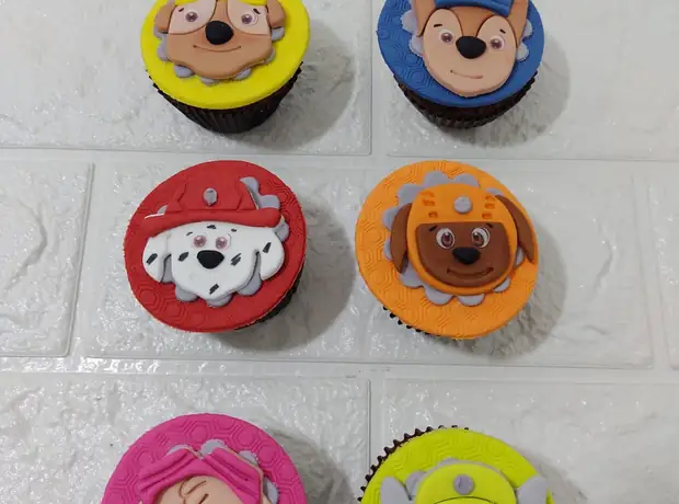 Cupcakes decorados na mesa de uma festa infantil