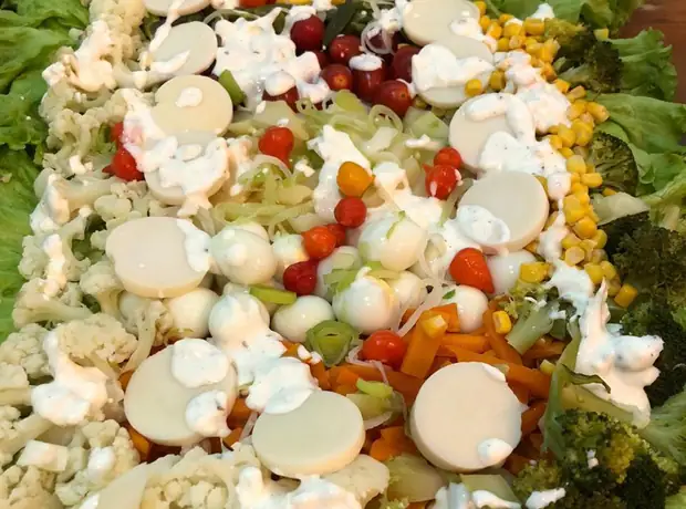 Mesa de antepastos montada para evento social