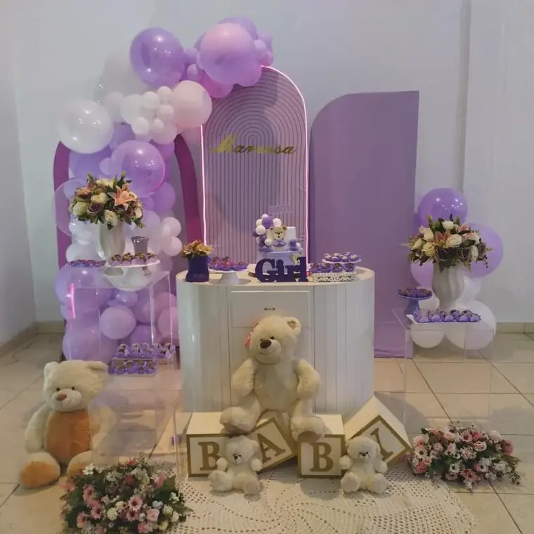 Decoracao em lilas e branco com ursinhos de pelucia e cubos formando a palavra baby