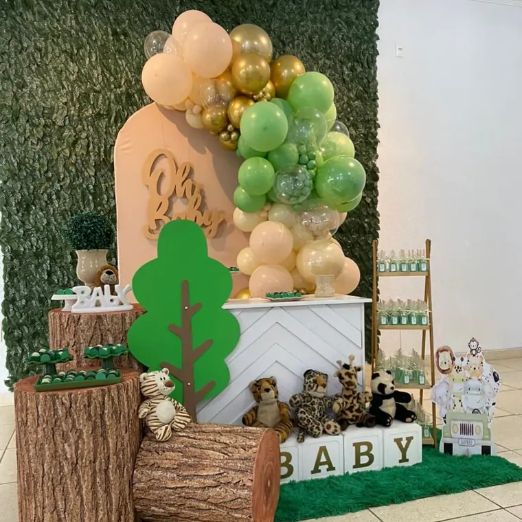 Decoracao tema floresta com arvore de papel, bichinhos de pelucia e arco de baloes verdes