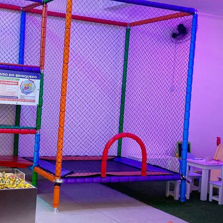 Brinquedo de escalar colorido com cama elastica e rede de protecao
