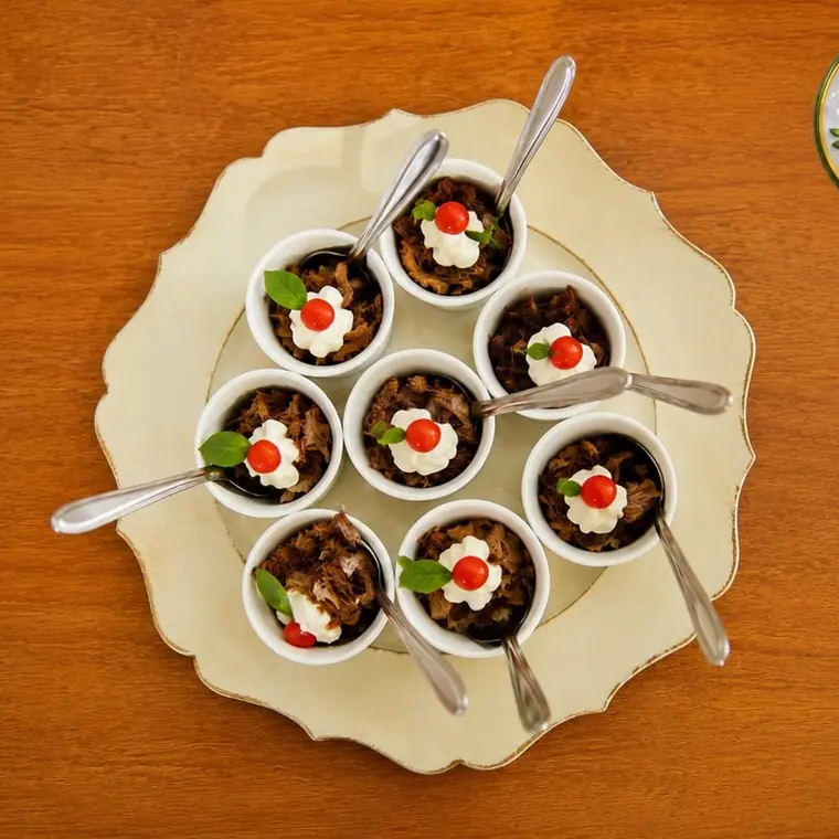 Mini sobremesas em copinhos com creme e cereja