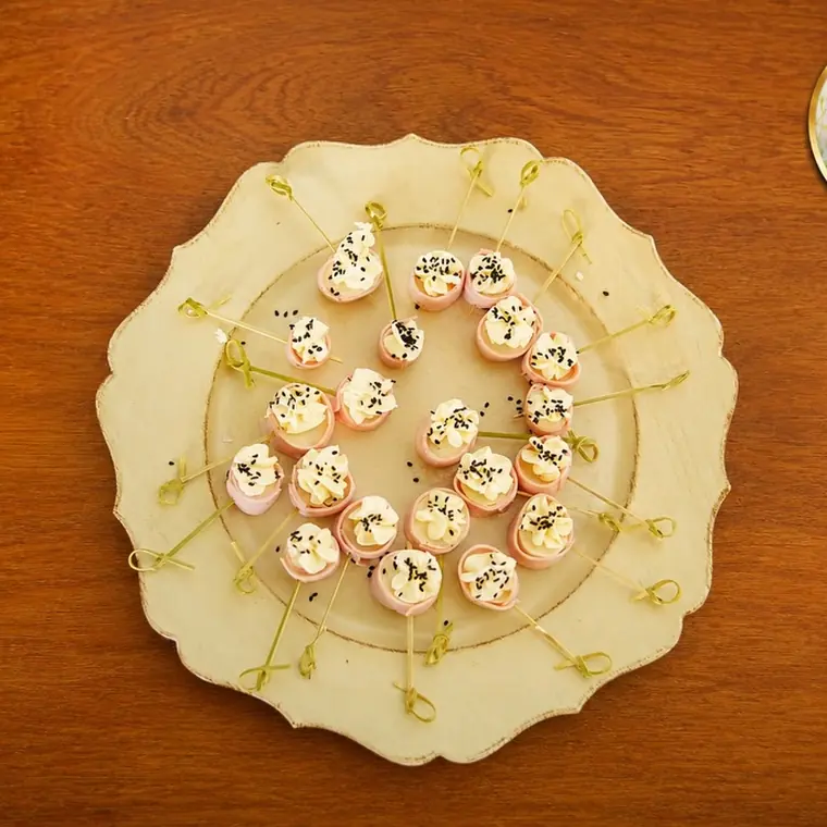 Canapes servidos em prato de porcelana