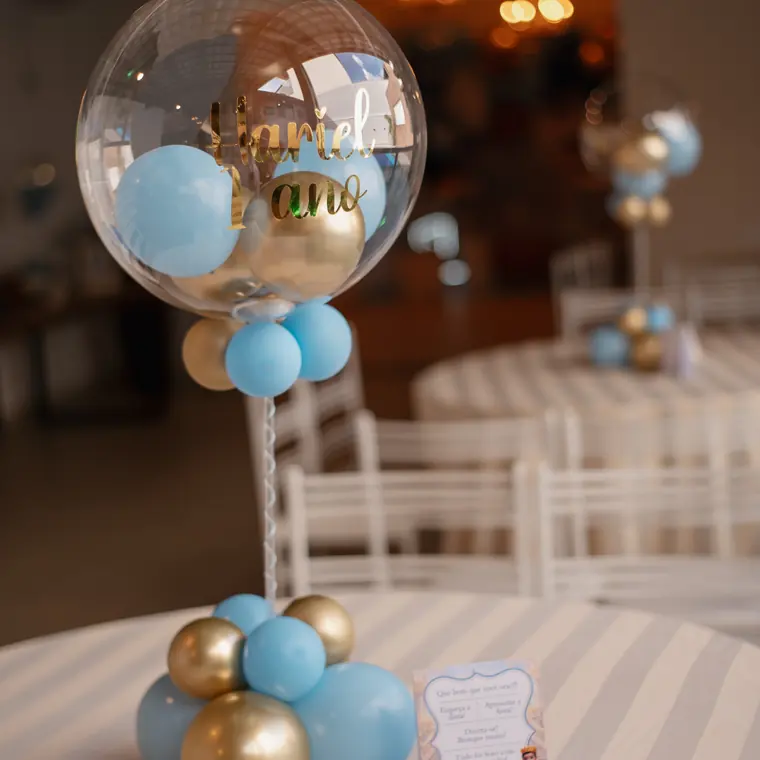 Balao bolha personalizado sobre a mesa posta dos convidados