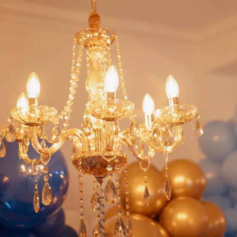 Lustre de cristal aceso no salao