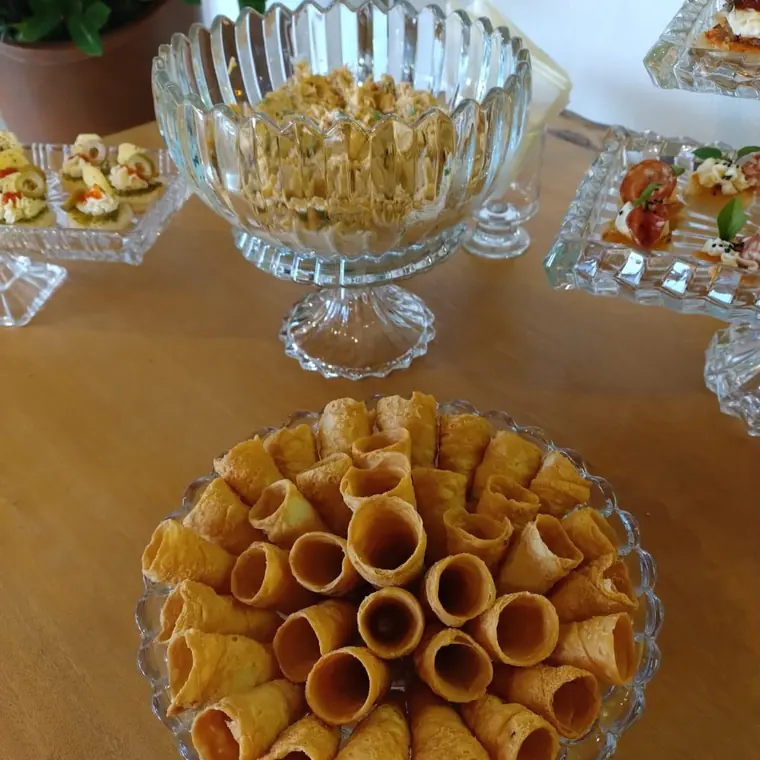 Tigelas de cristal com pipoca e salgados