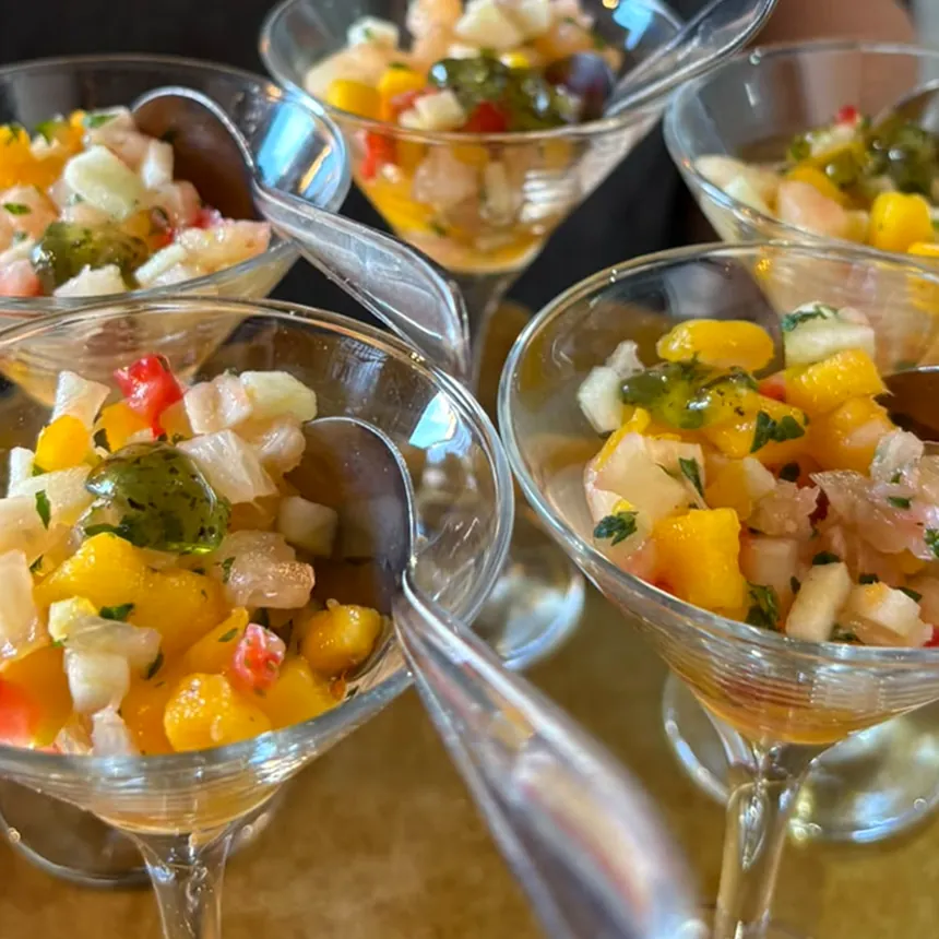 Taças individuais de ceviche com manga e ervas, servidas em bandeja