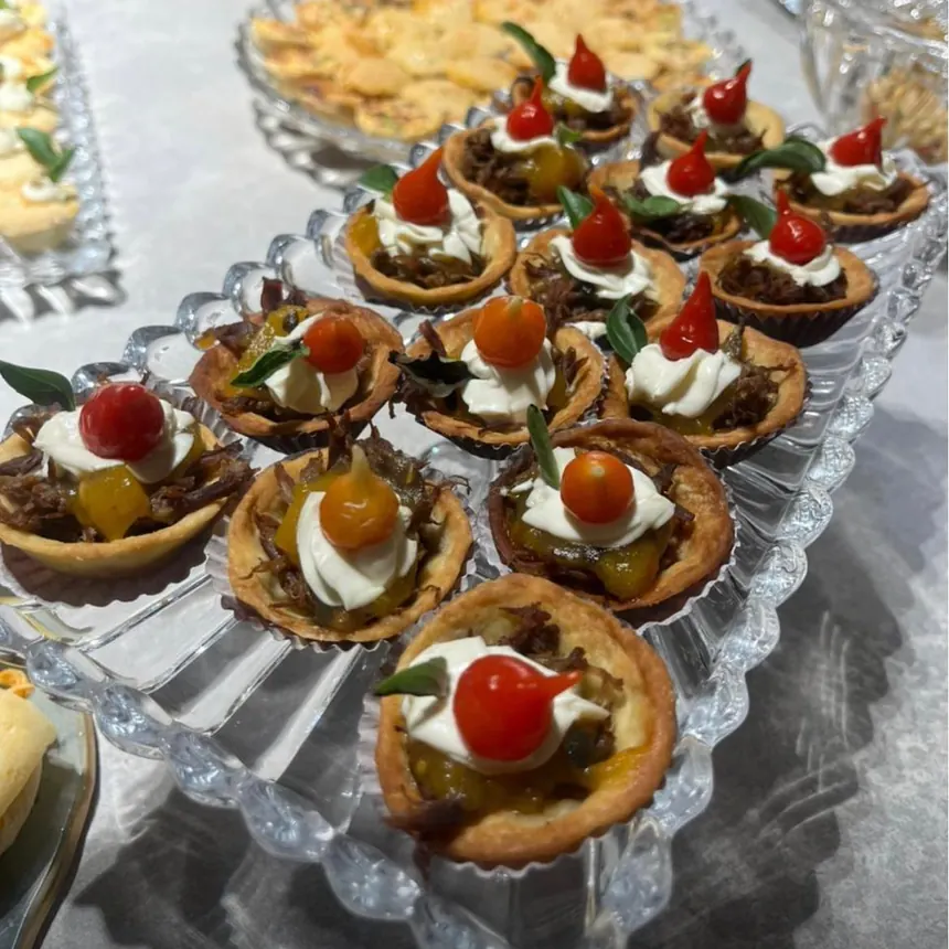Tortinhas de massa folhada com creme e pimenta biquinho
